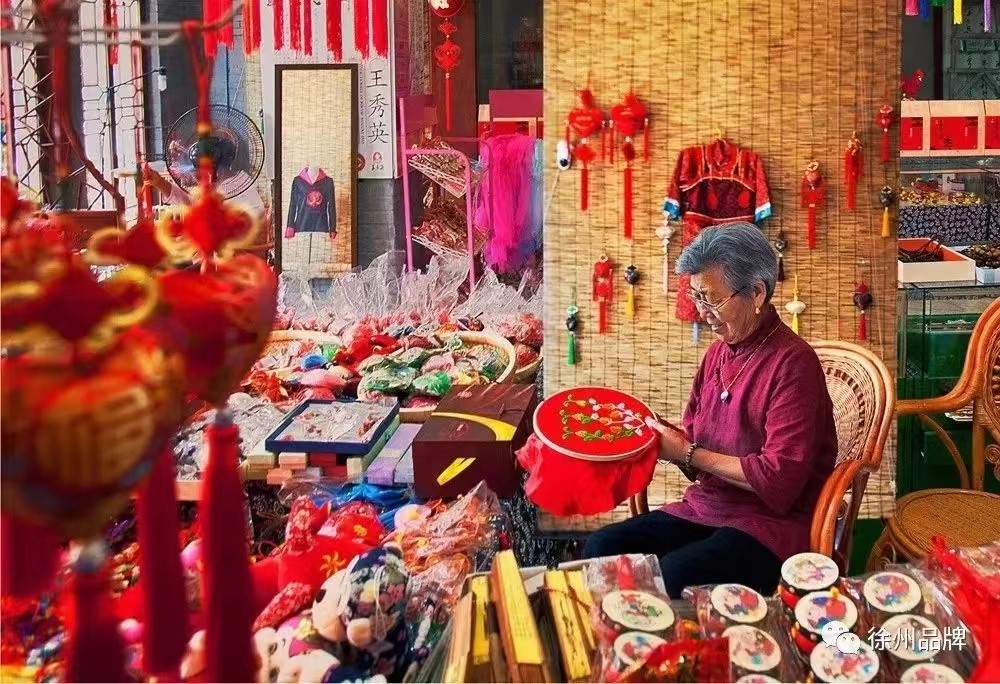 徐州市贾汪区马庄村国家非物质文化遗产传承人王秀英在制作香包。
