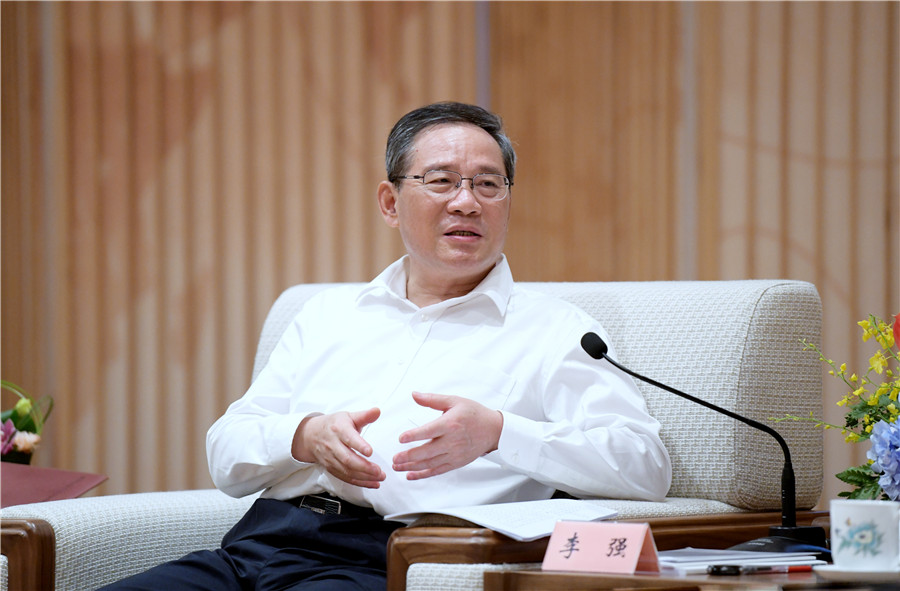 上海市委书记李强在座谈会上讲话。