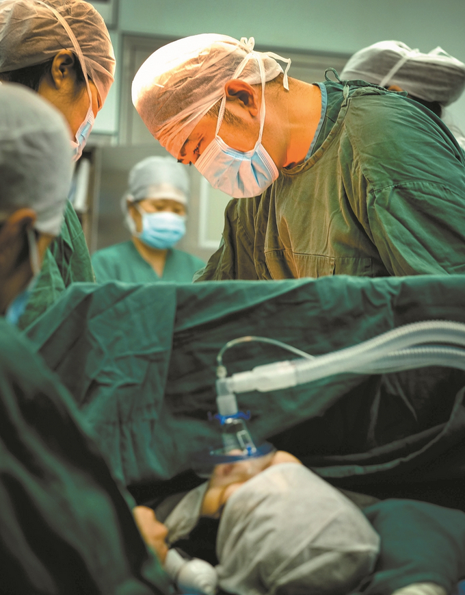 南通大学附属医院产科手术室里，男医生成为“主角”守护母婴健康。 肖勇 摄