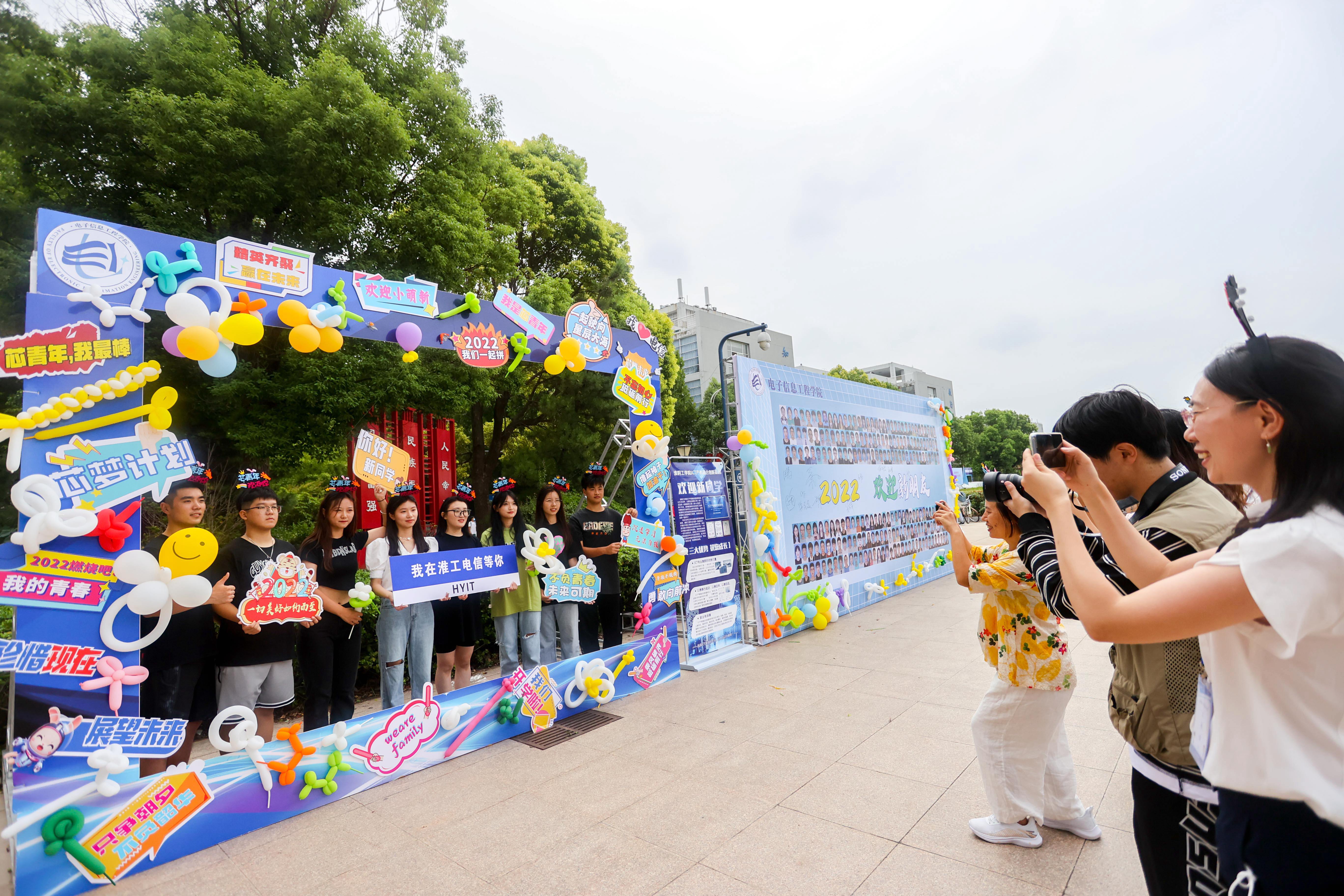 "迎新帐篷,多彩喷绘,道旗飘飘,条幅醒目……报到现场人头攒动,秩序