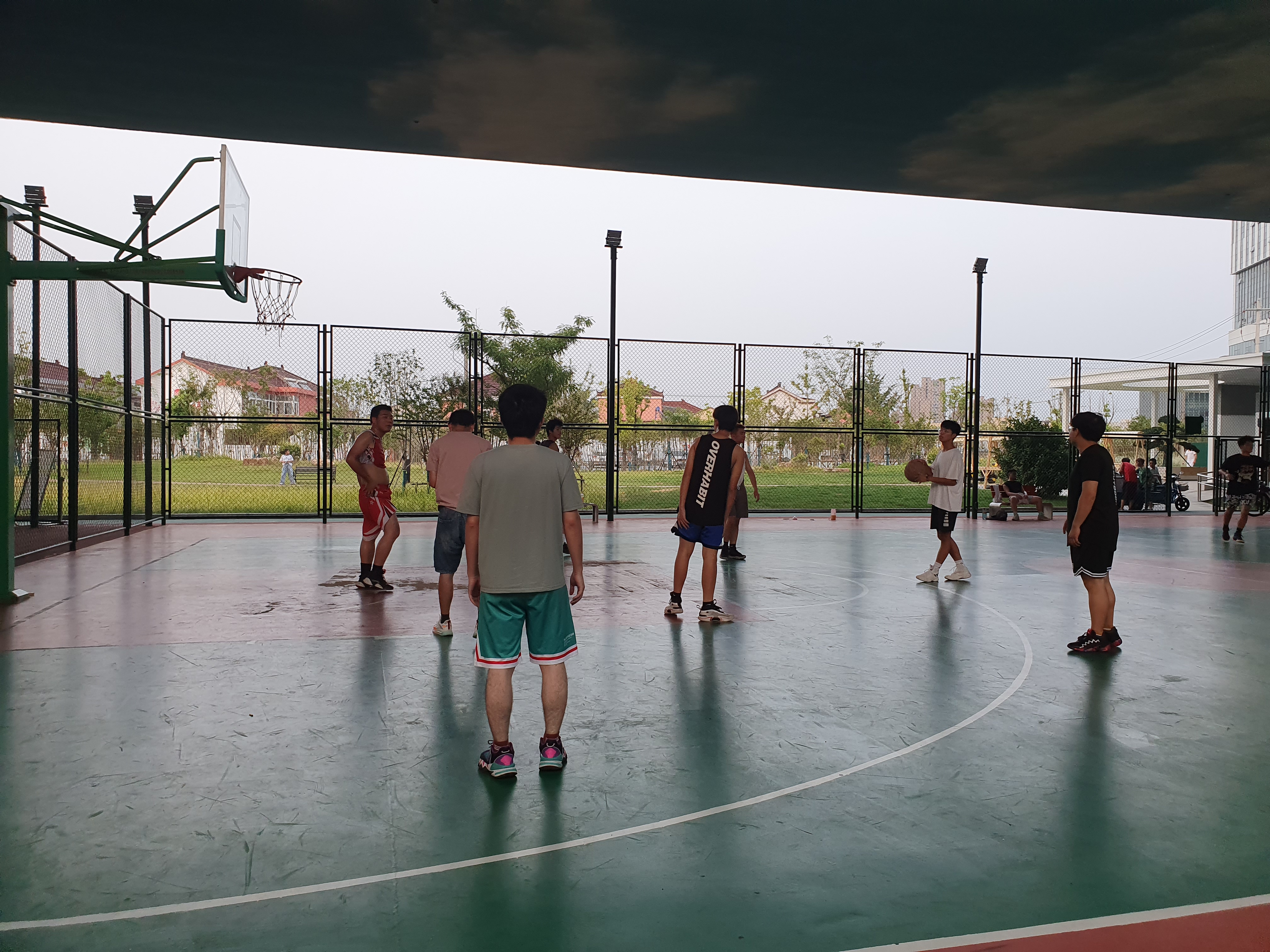 泰州东环高架体育公园内打篮球的人们