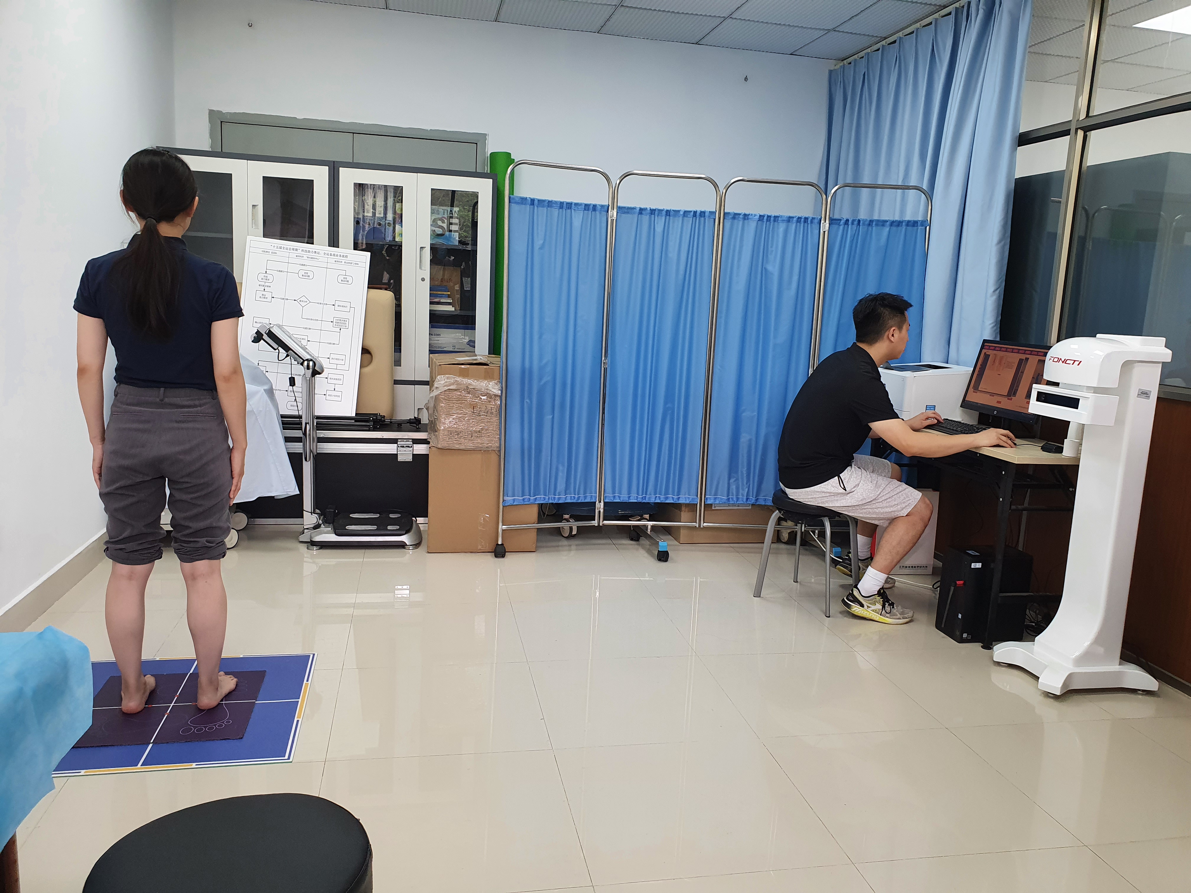 江苏省体科所国民体质与健康管理实验室内的体姿体态分析仪