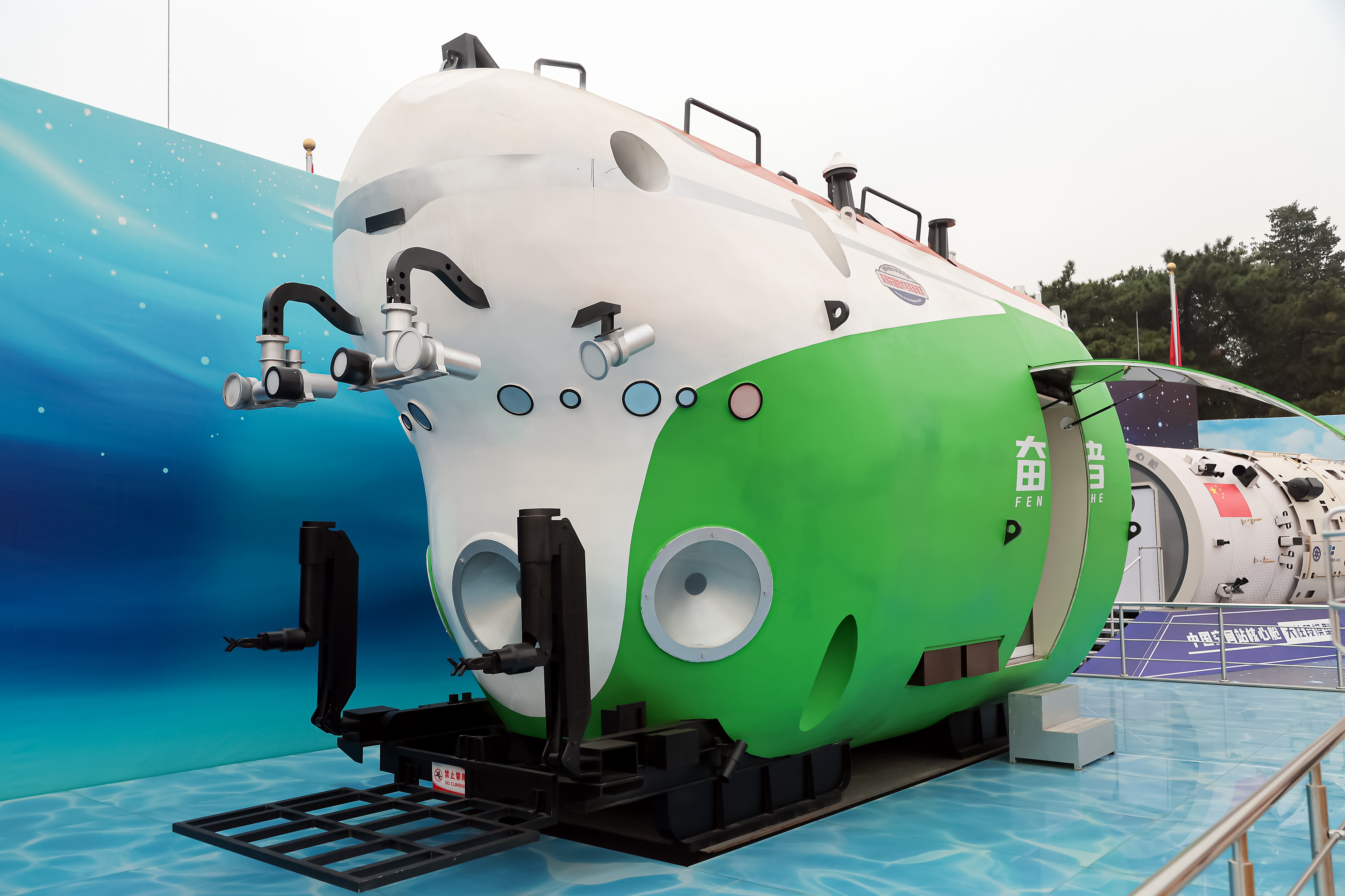 展览展出的“奋斗者”号全海深载人潜水器模型。新华日报·交汇点记者 蒋文超 摄