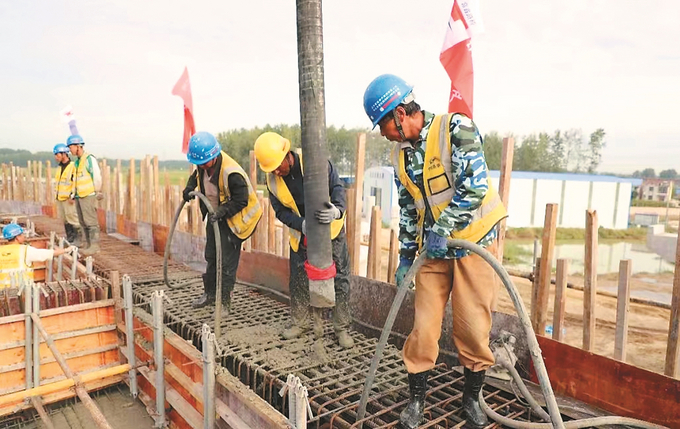 昨日，工人们在滨海至淮安高速公路施工现场忙碌。 滨轩 摄