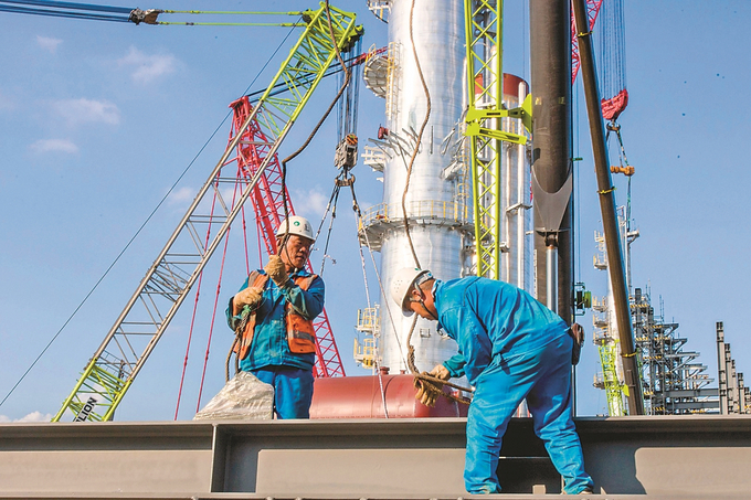 昨日，工人们在扬子石化炼油结构调整项目建设现场忙碌。 本报记者 乐涛 通讯员 李树鹏 摄