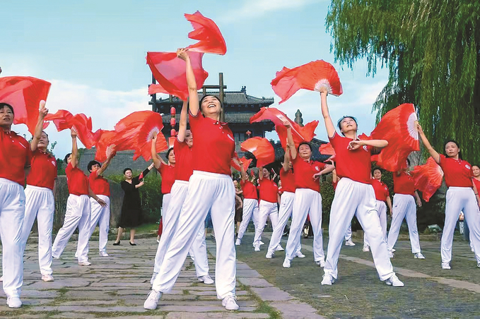 扬州市民欢度国庆。新华日报·交汇点记者 汪滢 摄
