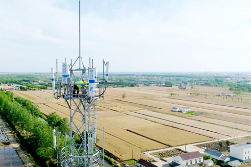 移动网络技术人员在盐城市盐东镇坞港村建设5G基站。