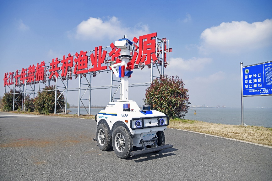 常州长江段能在以往执法人员难以巡查的地段进行自动巡航、灯光探照、喊话威慑的智能巡逻机器人。