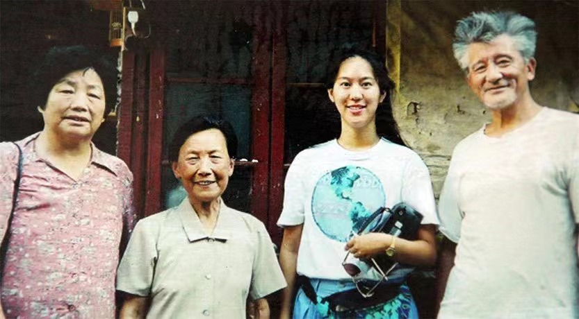 1995年，纪念馆原副馆长段月萍（左一）陪同张纯如（左三）走访南京大屠杀幸存者夏淑琴（左二），听她讲述当年家庭遭遇