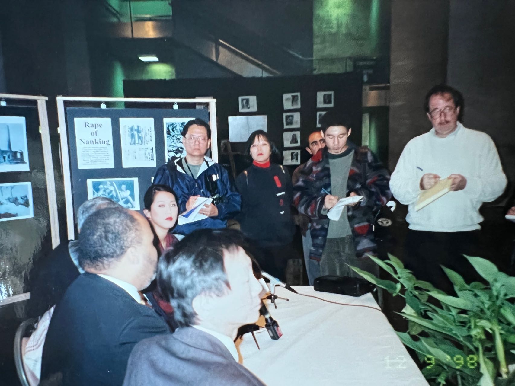 1998年12月9日，张纯如在美国介绍新书《南京大屠杀：被遗忘的二战浩劫》。
