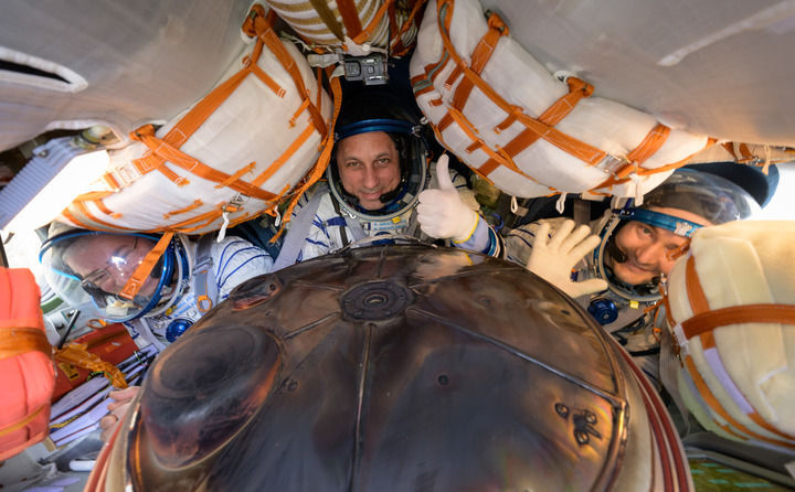 3月30日，美國宇航員馬克·范德·海（左）與俄羅斯宇航員彼得·杜布羅夫（右）和安東·什卡普列羅夫在“聯盟”飛船上。新華社發（美國航天局供圖）