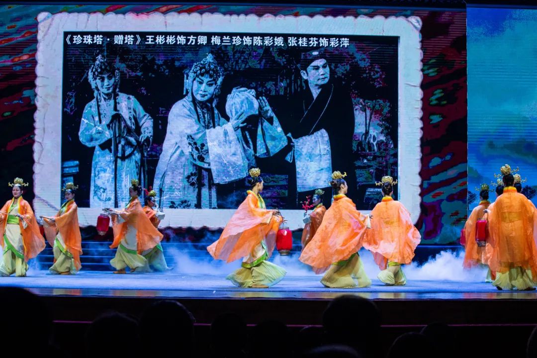 点击图片观看演出 点击图片观看演出