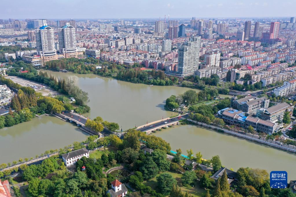 这是2021年10月25日无人机拍摄的江苏省南通市市区。新华社记者 李博 摄