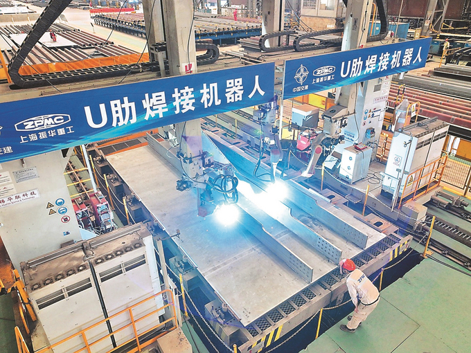 张靖皋长江大桥ZJG-C3标段近日在振华重工大南通基地开工点火。许丛军 摄 （视觉江苏网供图）