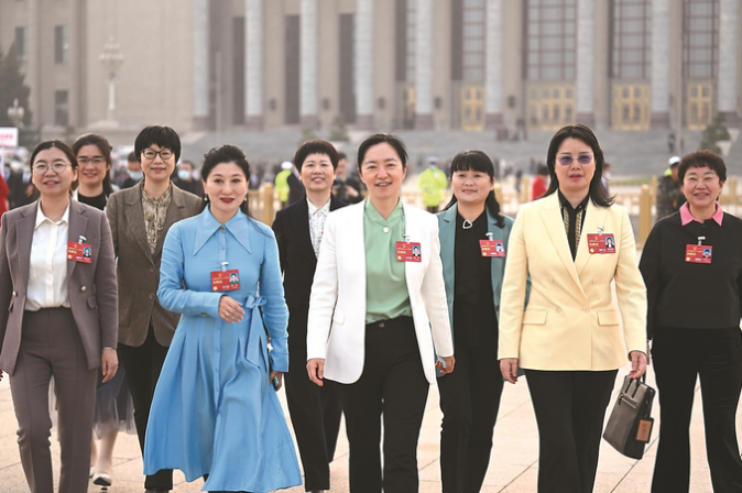 3月7日,出席十四届全国人大一次会议的江苏女代表们意气风发走出人民