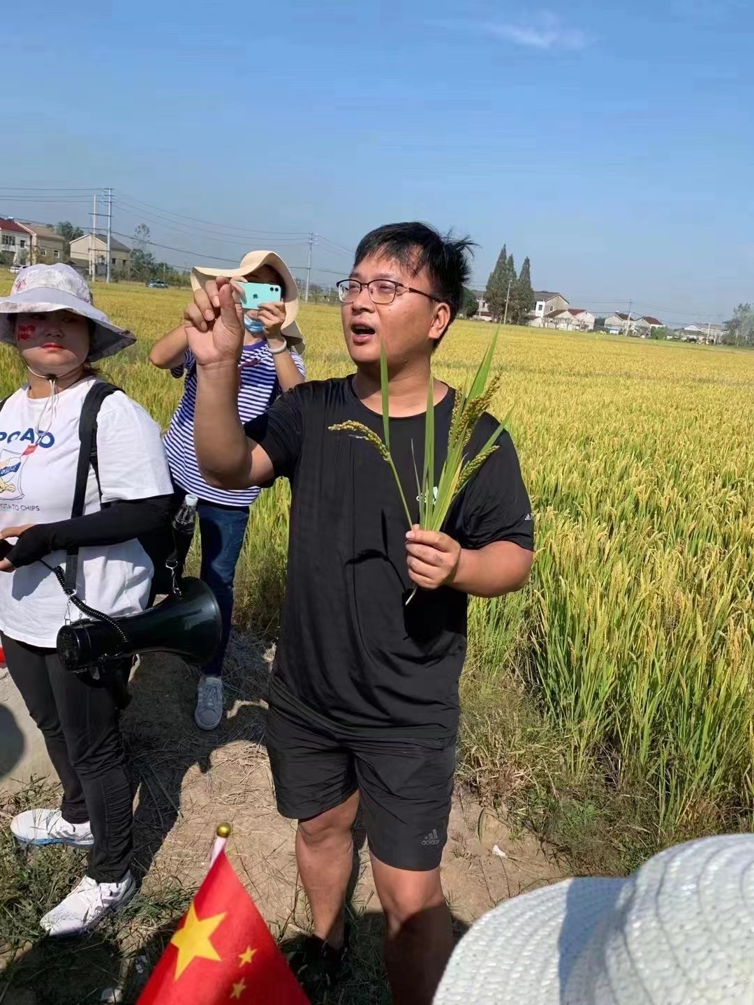 邵立昌在田间推介自家水稻