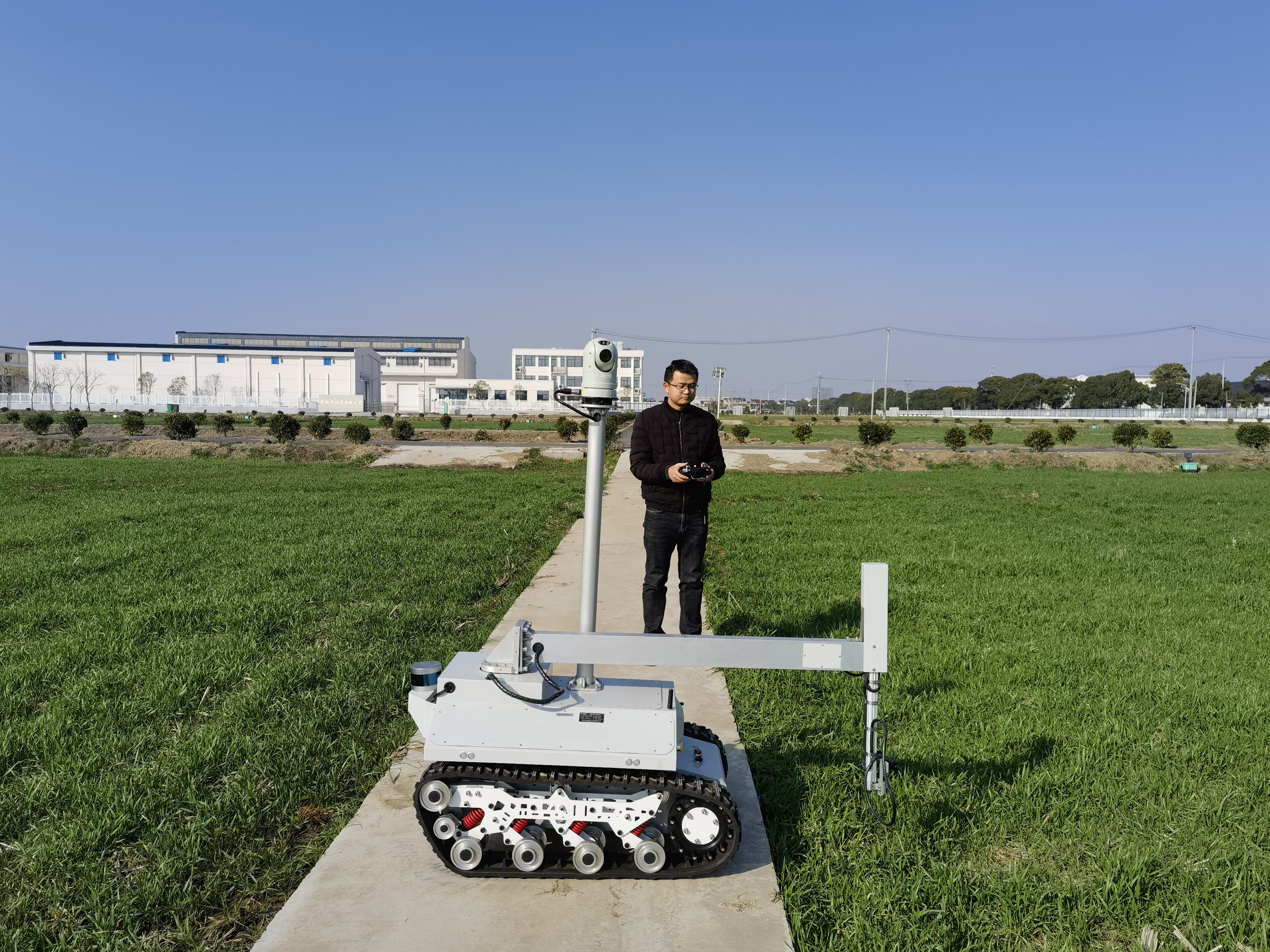 扬州大学智慧农业专业团队正在操控大田机器人