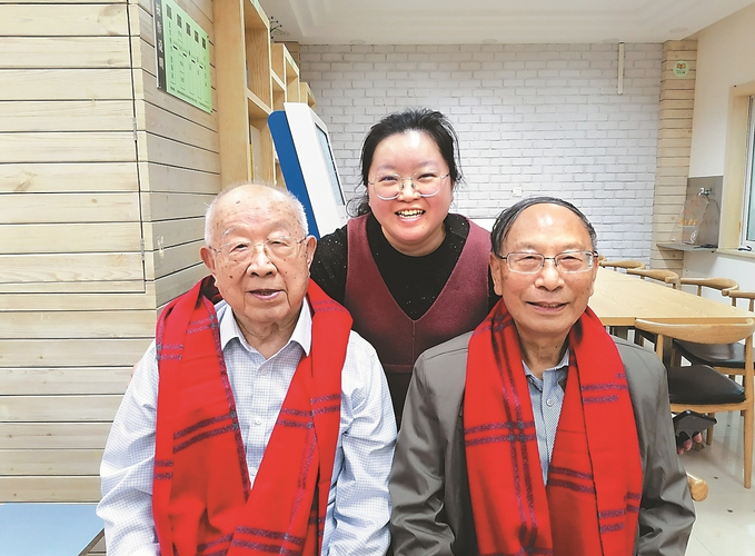 南京市鼓樓區南秀村養老服務站主任陸雲和老人們在一起