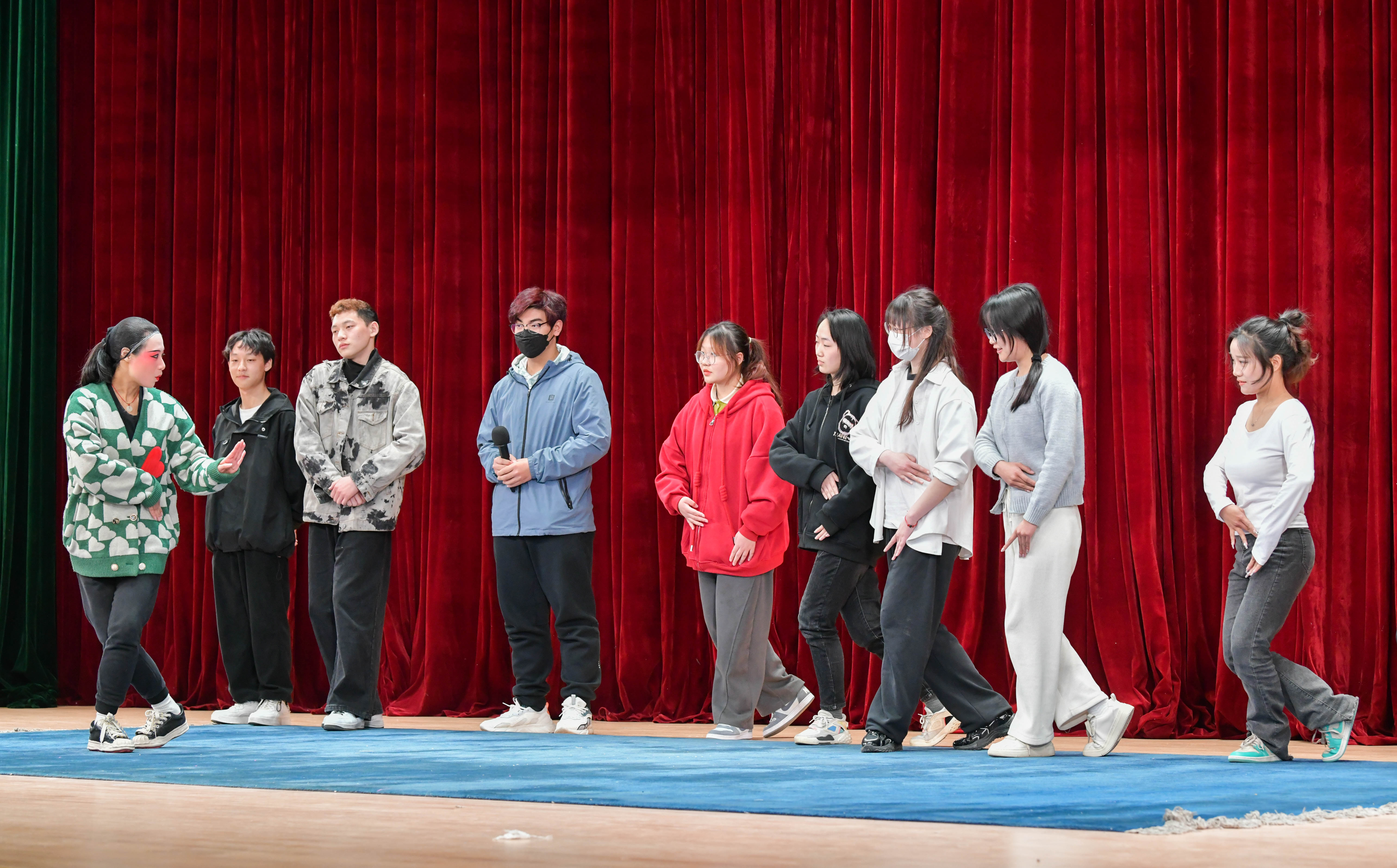 导赏环节，演员教大学生们学习昆曲动作