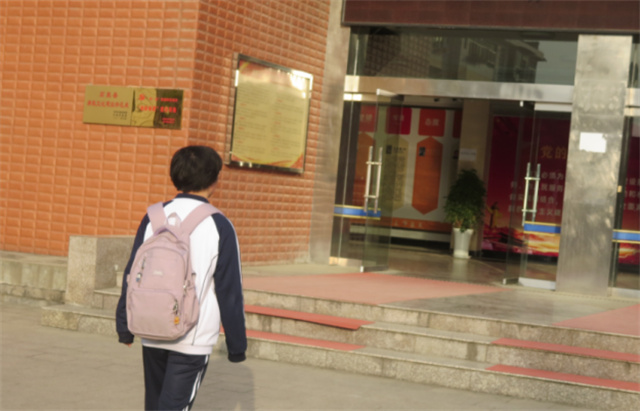 小王走向學校的背影