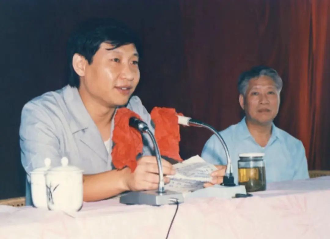 1989��8�£�ϰ��ƽ��ϯ����ȫ���ط�־�������顣��ͼԴ����ϰ��ƽ�����¡���