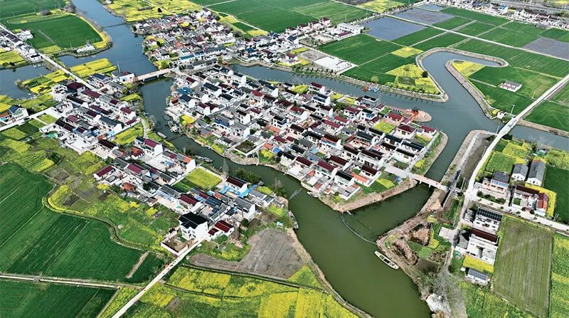 近年来,江苏省海安市南莫镇唐庄村积极探索“人居环境示范+产业发展+乡村振兴”的发展模式,推动传统村落保护利用高质量可持续发展。图为唐庄村鸟瞰图。 新华日报社供图 顾华夏/摄 近年来,江苏省海安市南莫镇唐庄村积极探索“人居环境示范+产业发展+乡村振兴”的发展模式,推动传统村落保护利用高质量可持续发展。图为唐庄村鸟瞰图。 新华日报社供图 顾华夏/摄