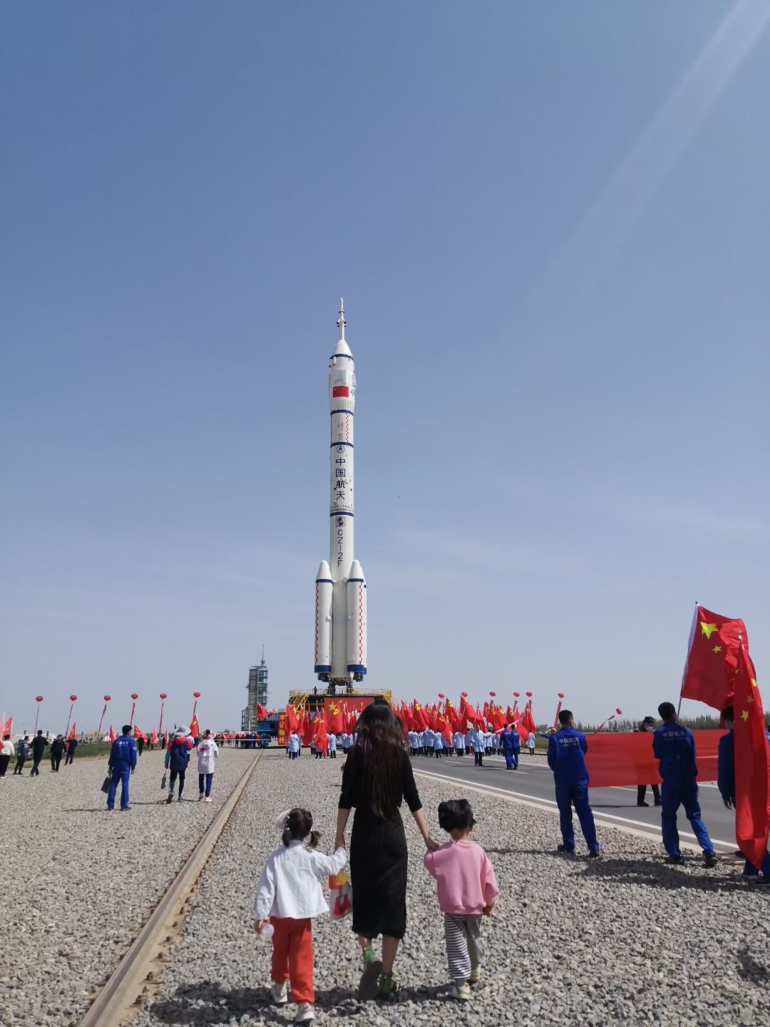 神舟十六号船箭组合体转运至发射区计划近日择机实施发射