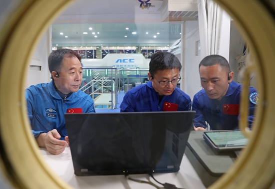 2��6�գ����Ĳ����ʹ���ѵ��������ͼƬ�����첿����