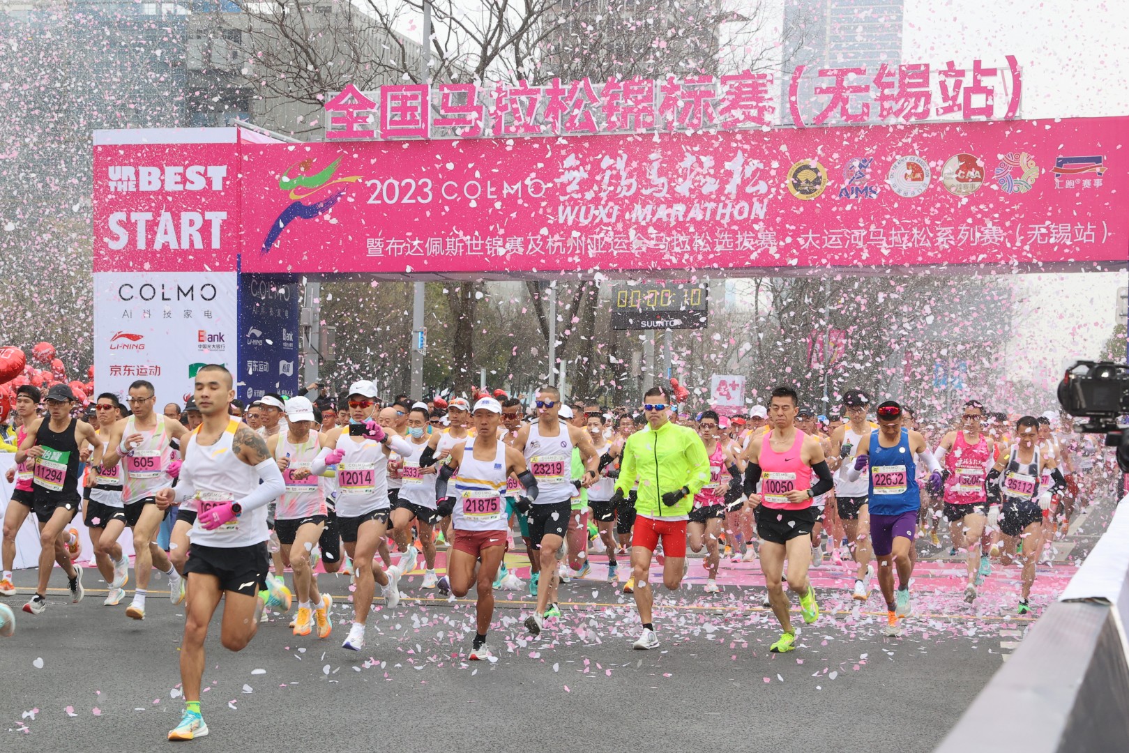 3月19日，無錫馬拉鬆在一場“櫻花雨”中開跑 朱吉鵬 攝 視覺江蘇網供圖