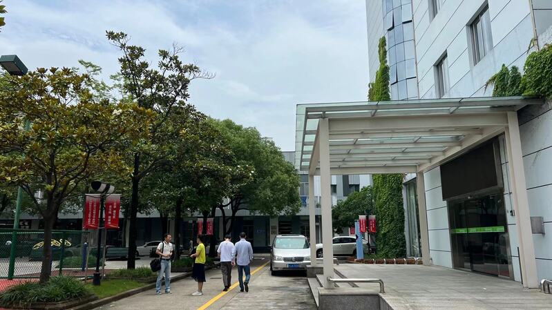 6��20�գ��Ǽ�������ѧ������һ�죬���Ϻ����Ŵ�ѧУ԰��פ�㽻����ͬѧ л�ɾ���