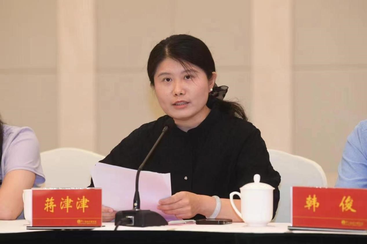 江苏省广电总台融媒体新闻三部融合协作部主任蒋津津作交流发言