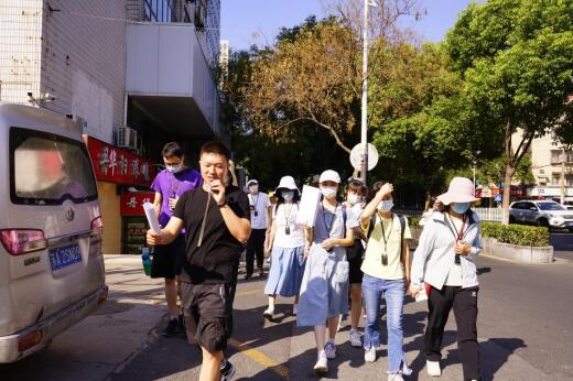 沈飞地（左一）在&ldquo;Citywalk&rdquo;活动中
