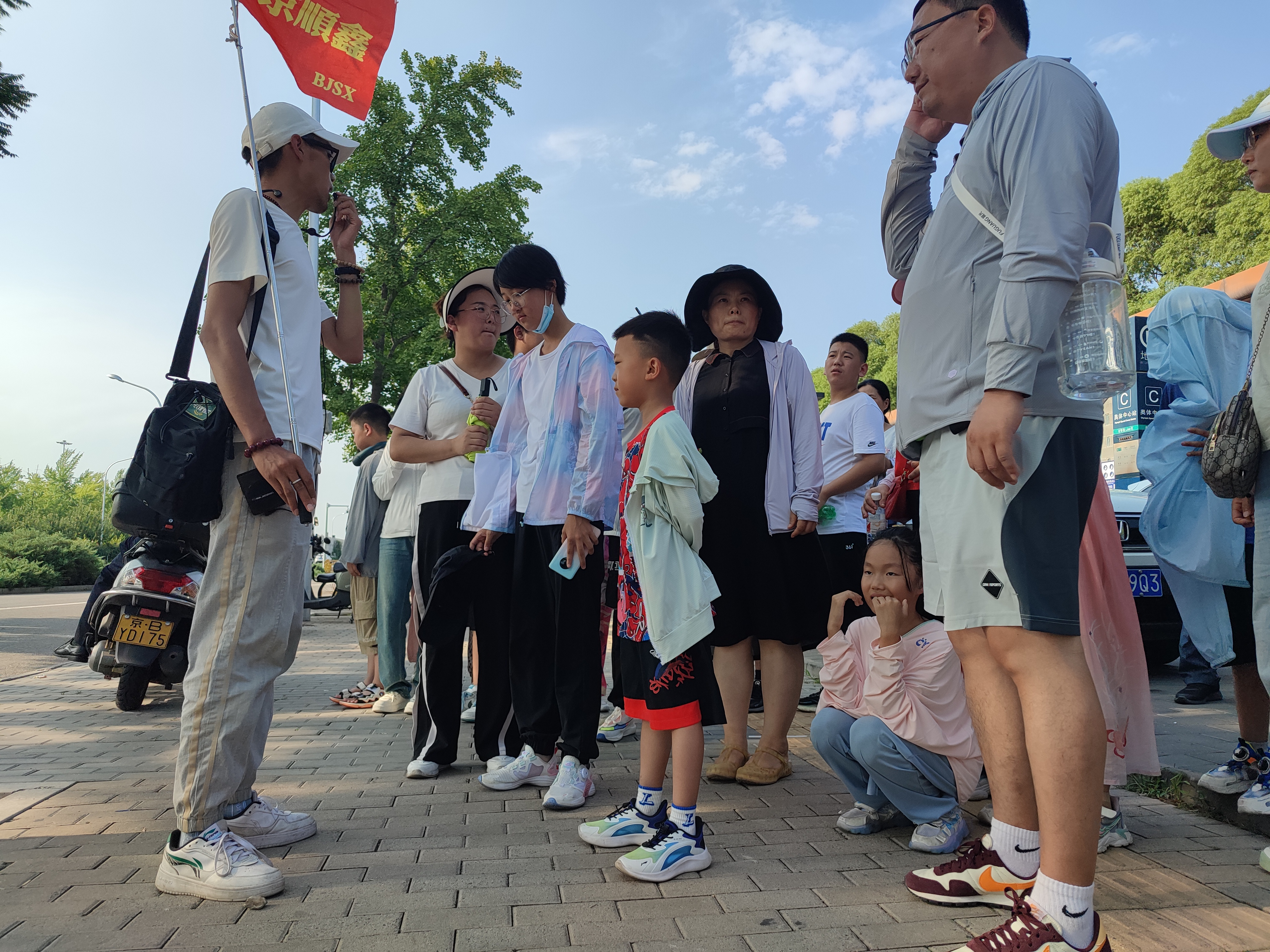 ����������Ϊ�οͽ�����ˮ�������ܱ߽����Ͳ���