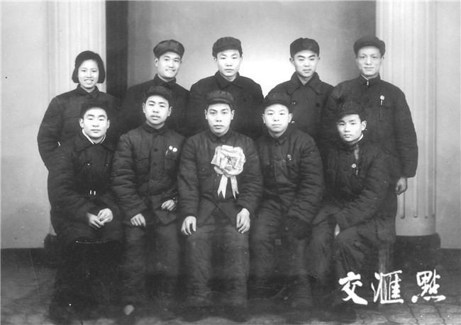 1951�꣬�»��ձ���������С����μӿ���Ԯ��ͬ���ͱ���Ӱ��������һΪ�»��ձ��칫�ҹ�����Ա����ң�������Ϊ�»��ձ��༭���ۢ������ǿ�ṩ��