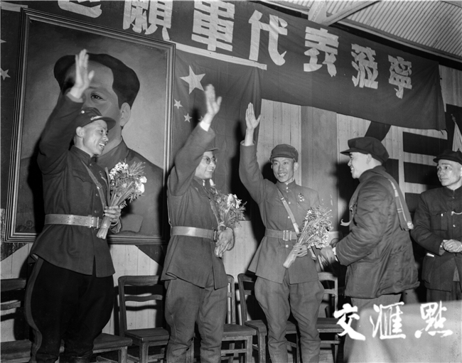 1952��2�£��Ͼ��������һ�ӭ�й�����־Ը�����������ͼΪ־Ը������������������ָ��������ͬ־�����ʻ���Ⱥ������������⡣�޽��� ���