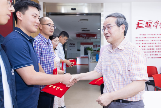 省记协主席周跃敏为学员颁发结业证书