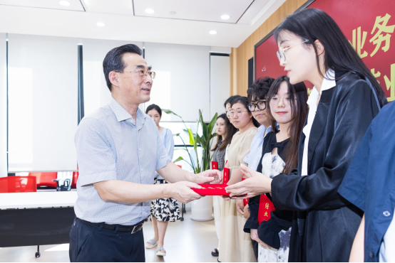省记协常务副主席刘守华为学员颁发结业证书