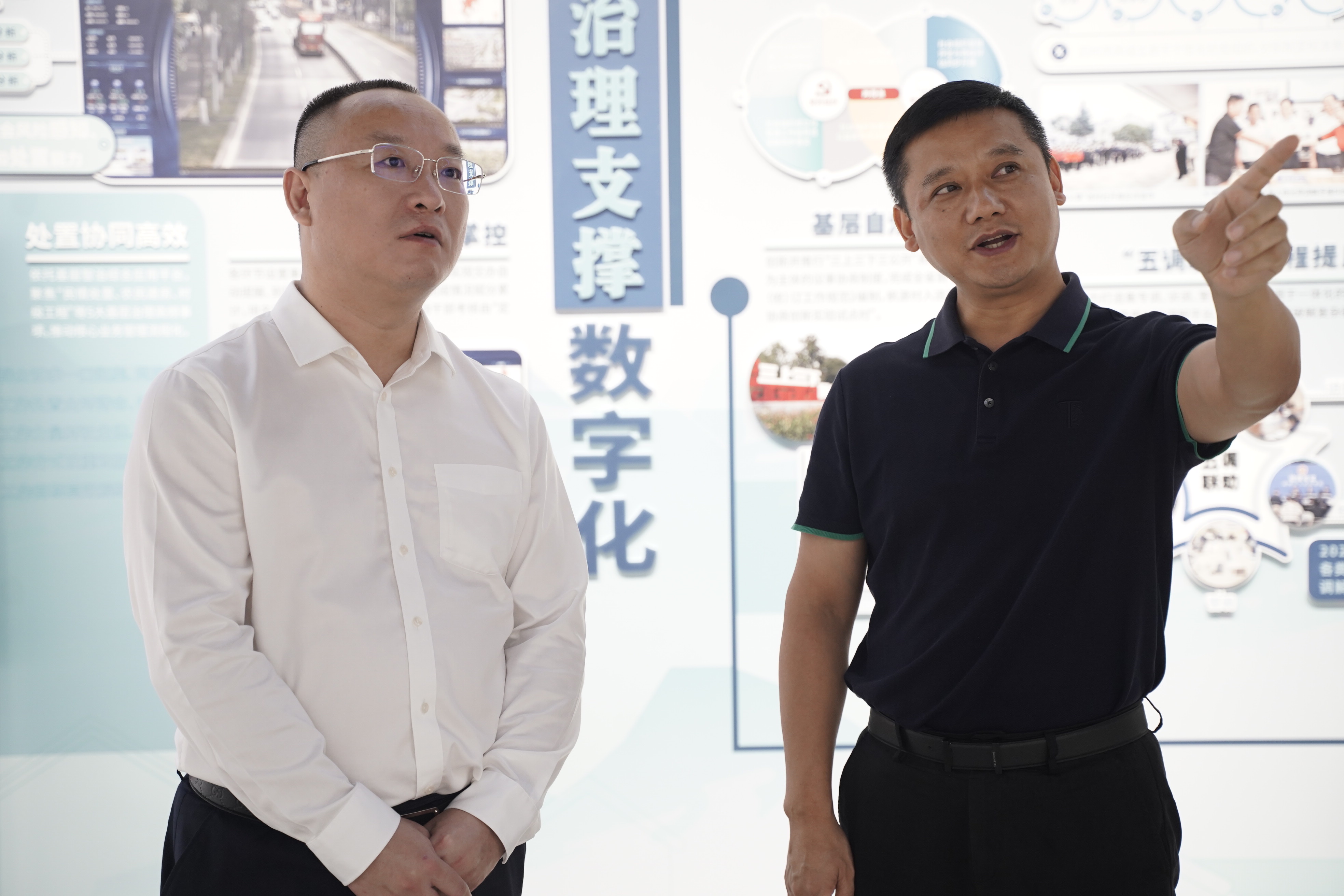 苏州高新区枫桥街道党工委书记叶其中(左)诸暨市枫桥镇党委书记傅海林