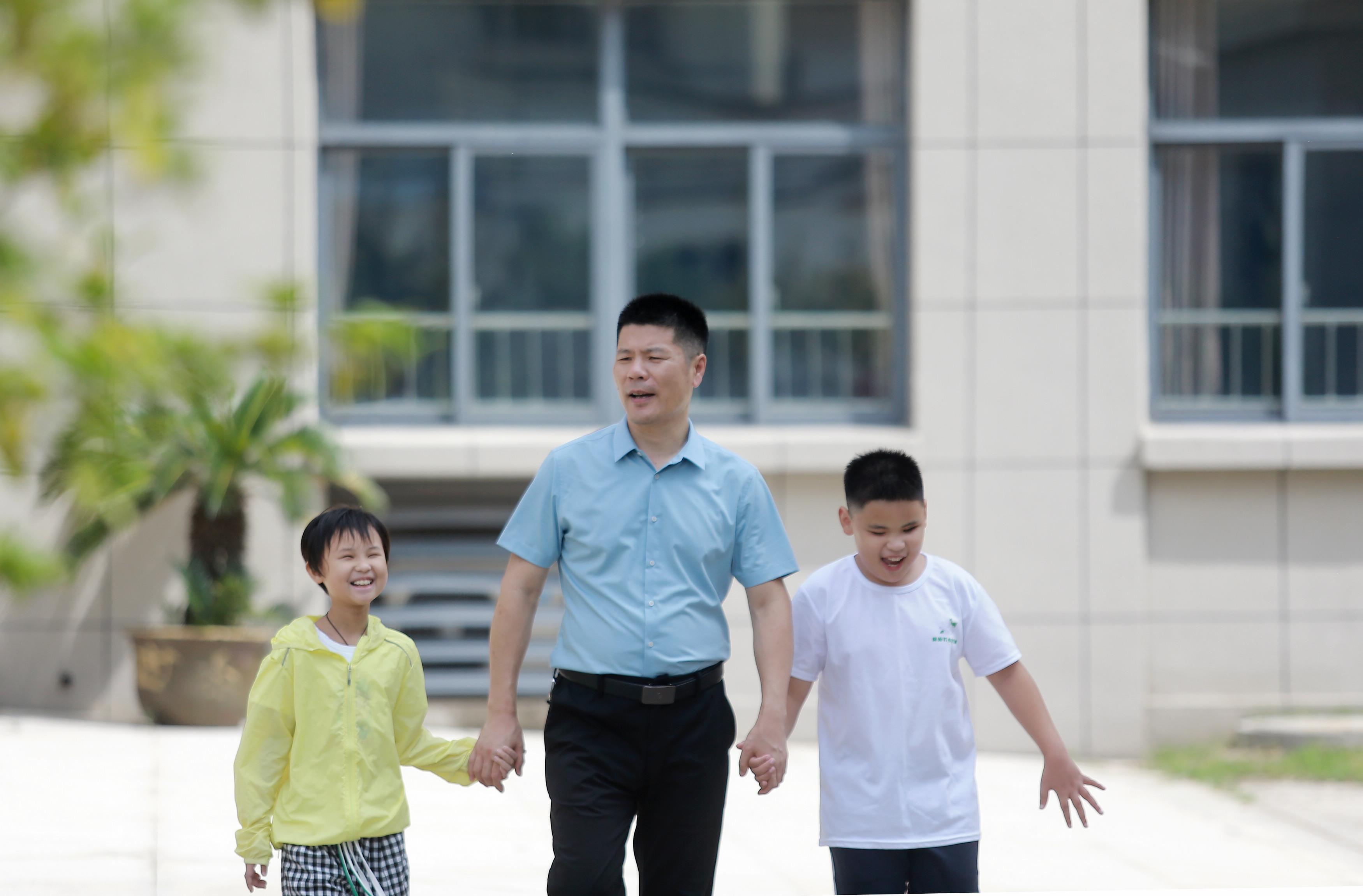 ��2023��9��7�գ�����ʡ�������������ѧУ�ĺ����Ǻ���ʦһ����У԰��ɢ����