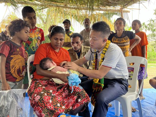 2023��8��5�գ��ڰͲ����¼���������ʡ��һ����ׯ���12��Ԯ�����й�ҽ�ƶӸ��ӳ����������Ƹ�����ҽʦ������Ϊ����Ӥ�������顣�»��緢����12��Ԯ�����й�ҽ�ƶӹ�ͼ��