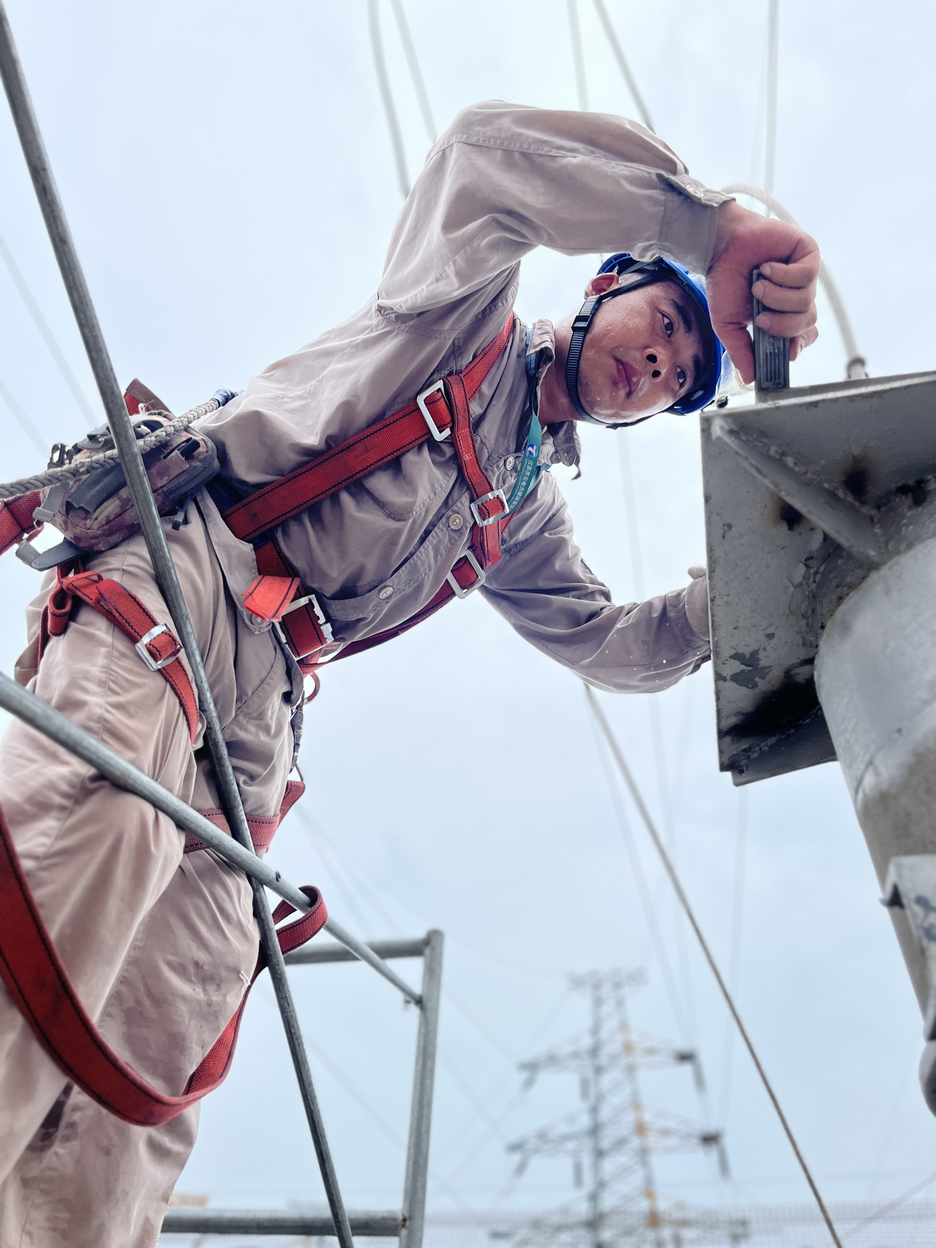 9月19日，连云港供电工作人员在220千伏邓庄变110千伏邓车865线路避雷器更换的现场，进行避雷器底座安装孔距的测量。