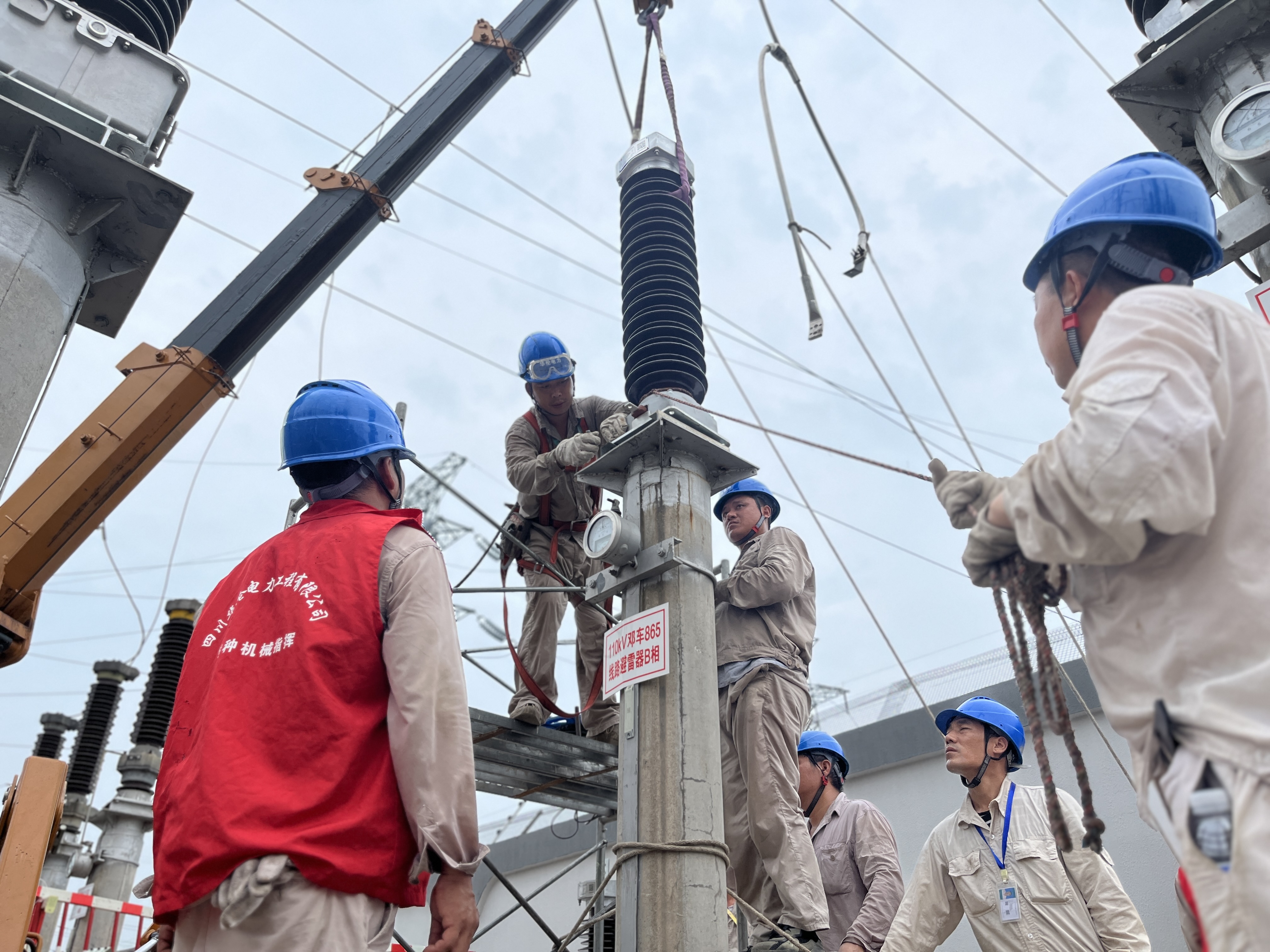  9月19日，连云港供电公司工作人员在220千伏邓庄变110千伏邓车865线路避雷器更换的现场，进行避雷器底座固定螺栓的装配。