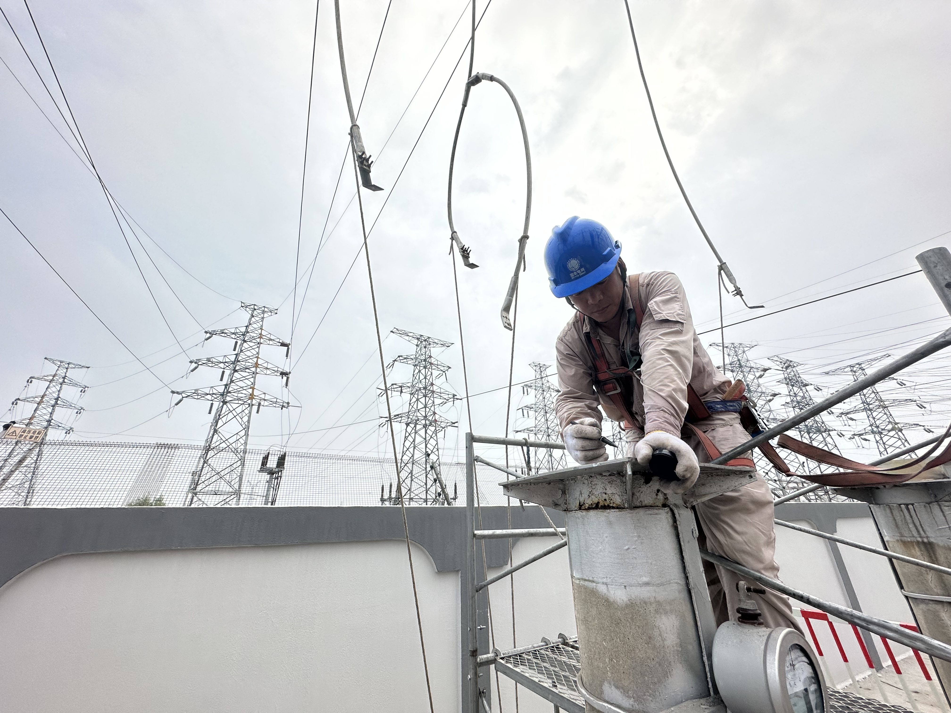 9月19日，连云港供电公司工作人员在220千伏邓庄变110千伏邓车865线路避雷器更换的现场，进行避雷器底座支撑槽钢焊接位置的标记。
