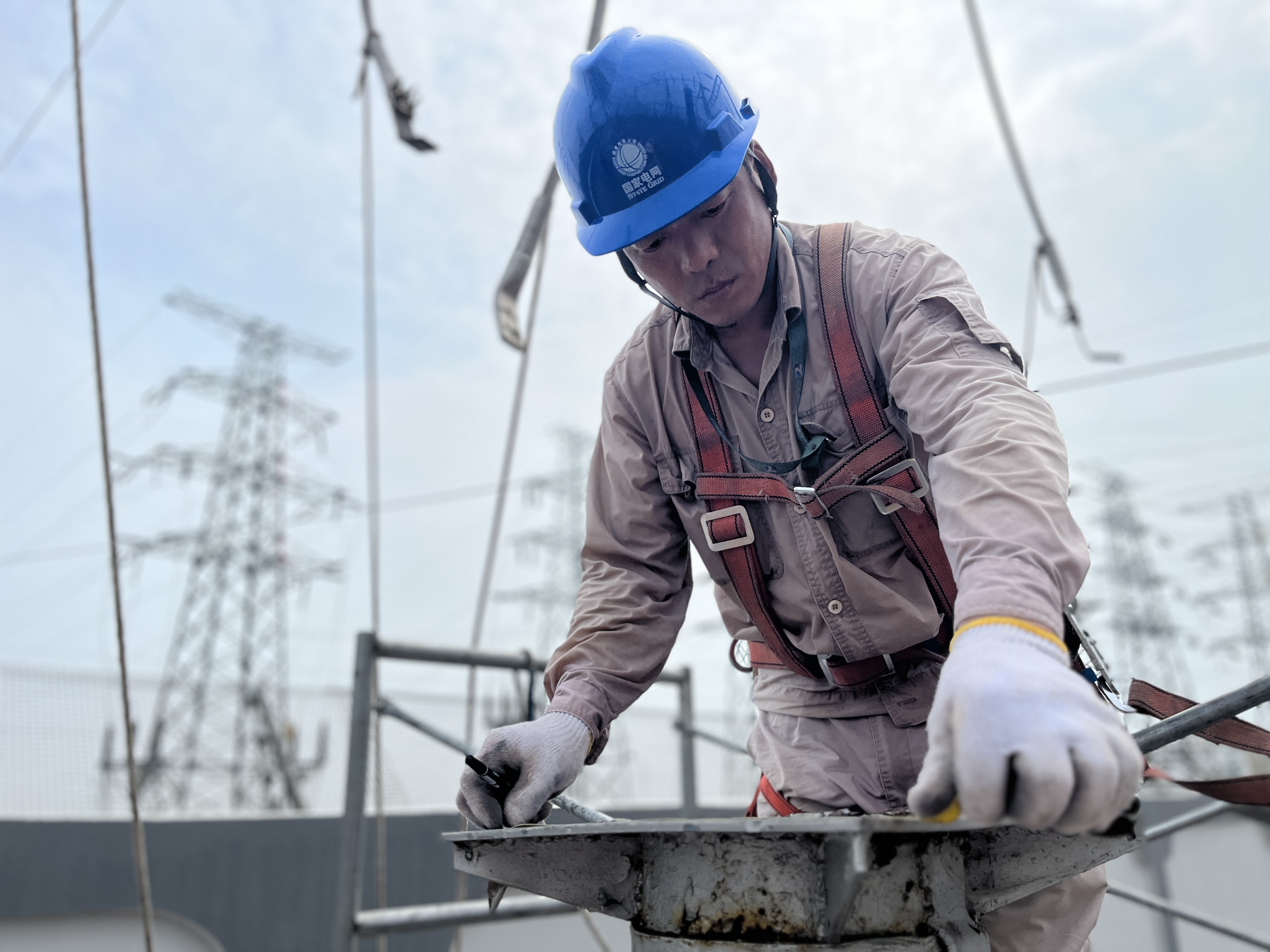 9月19日，连云港供电公司工作人员在220千伏邓庄变110千伏邓车865线路避雷器更换的现场，进行避雷器支柱顶部尺寸的测量。