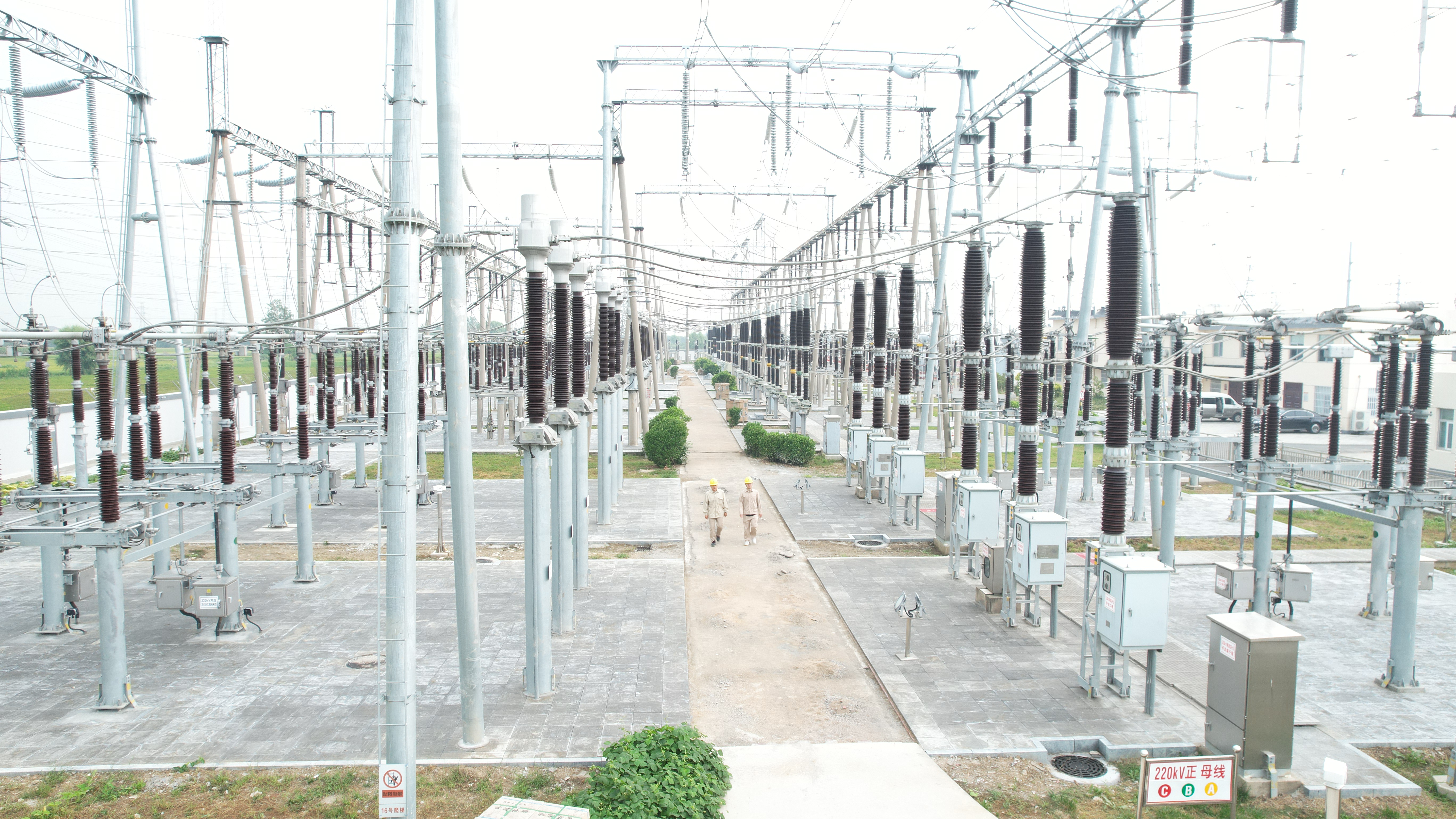9月19日，连云港供电公司工作人员在220千伏邓庄变巡视电器设备。