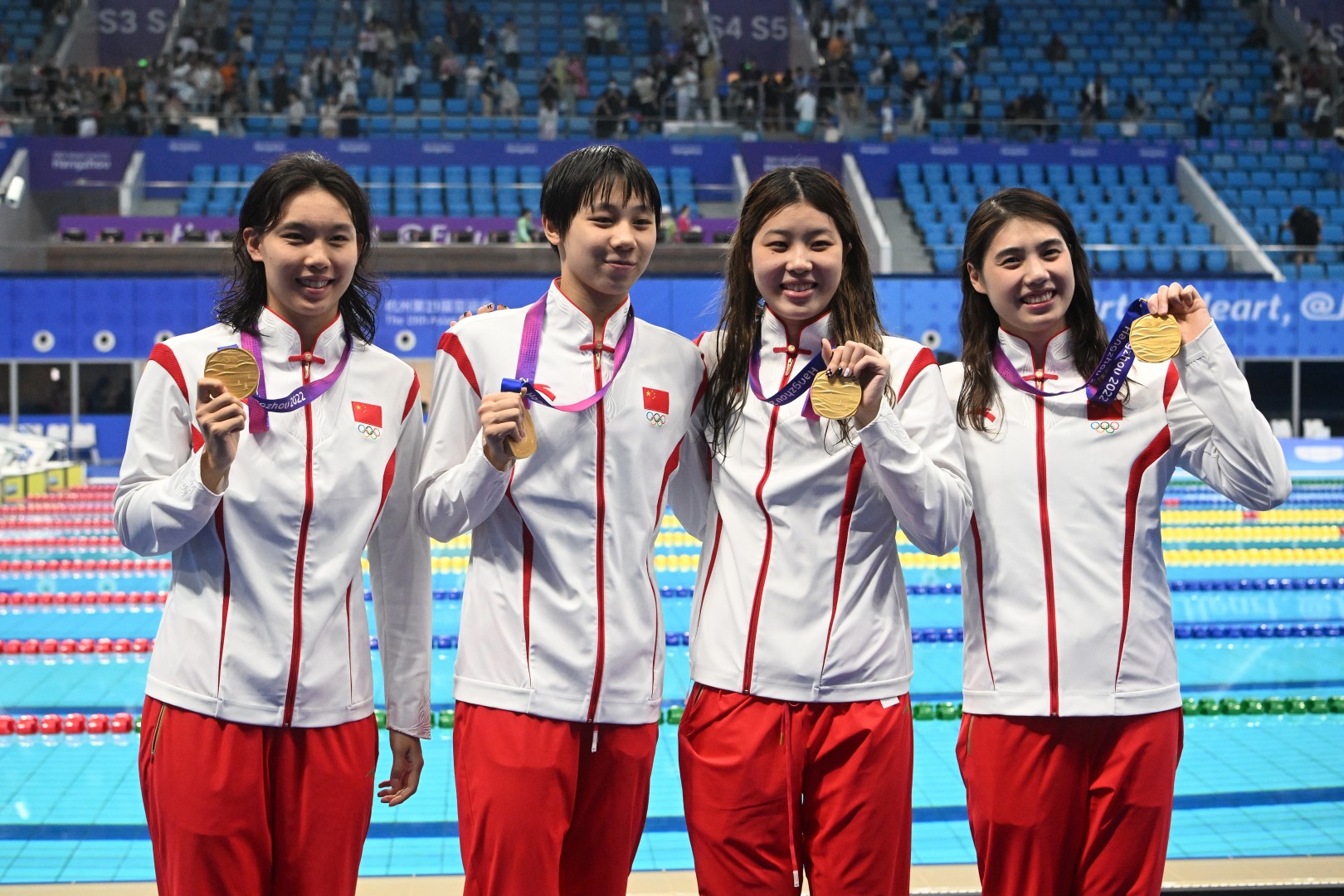 张雨霏和队友杨浚瑄,程玉洁,吴卿风一起获得女子4×100米自由泳接力