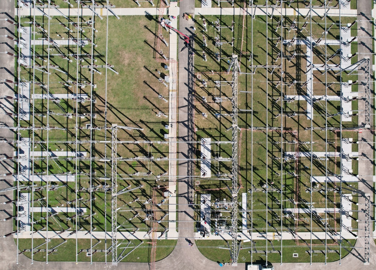 9月26日，连云港公司变电站运维人员为工作现场布置安全措施，图中红色围栏内为安全工作区域。