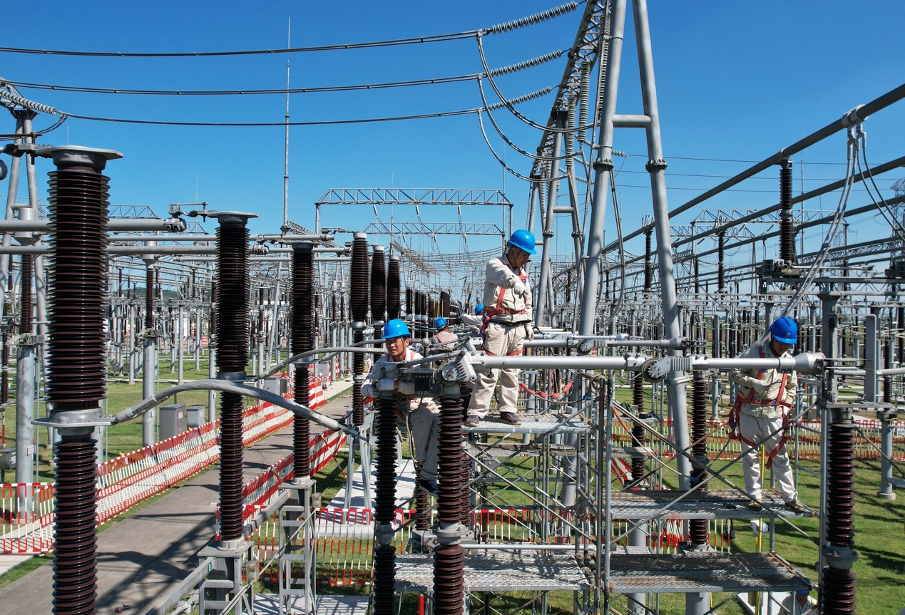 9月26日，连云港公司工作人员在220千伏芦蔷2W11间隔更换A相隔离开关。（1）