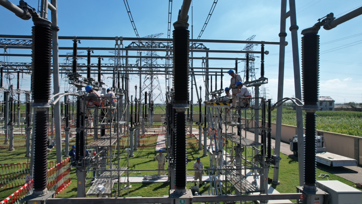 9月26日，连云港公司工作人员在220千伏芦蔷2W11间隔更换A相隔离开关。（2）