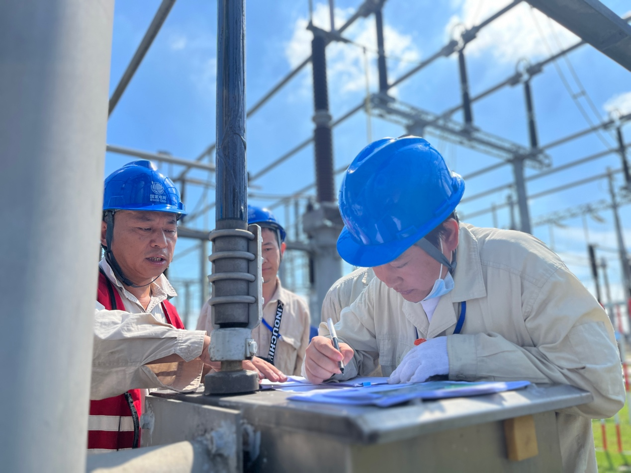 9月26日，工作负责人在500千伏伊芦变监督工作人员进行施工交底签字。